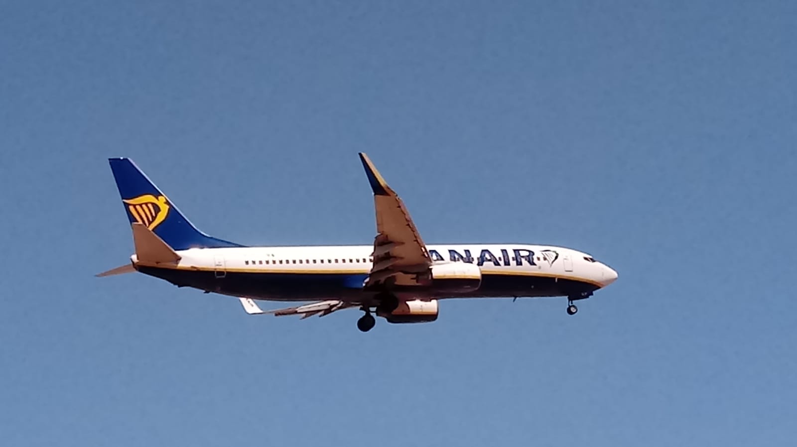 Flugzeug der Ryanair im Landeanflug