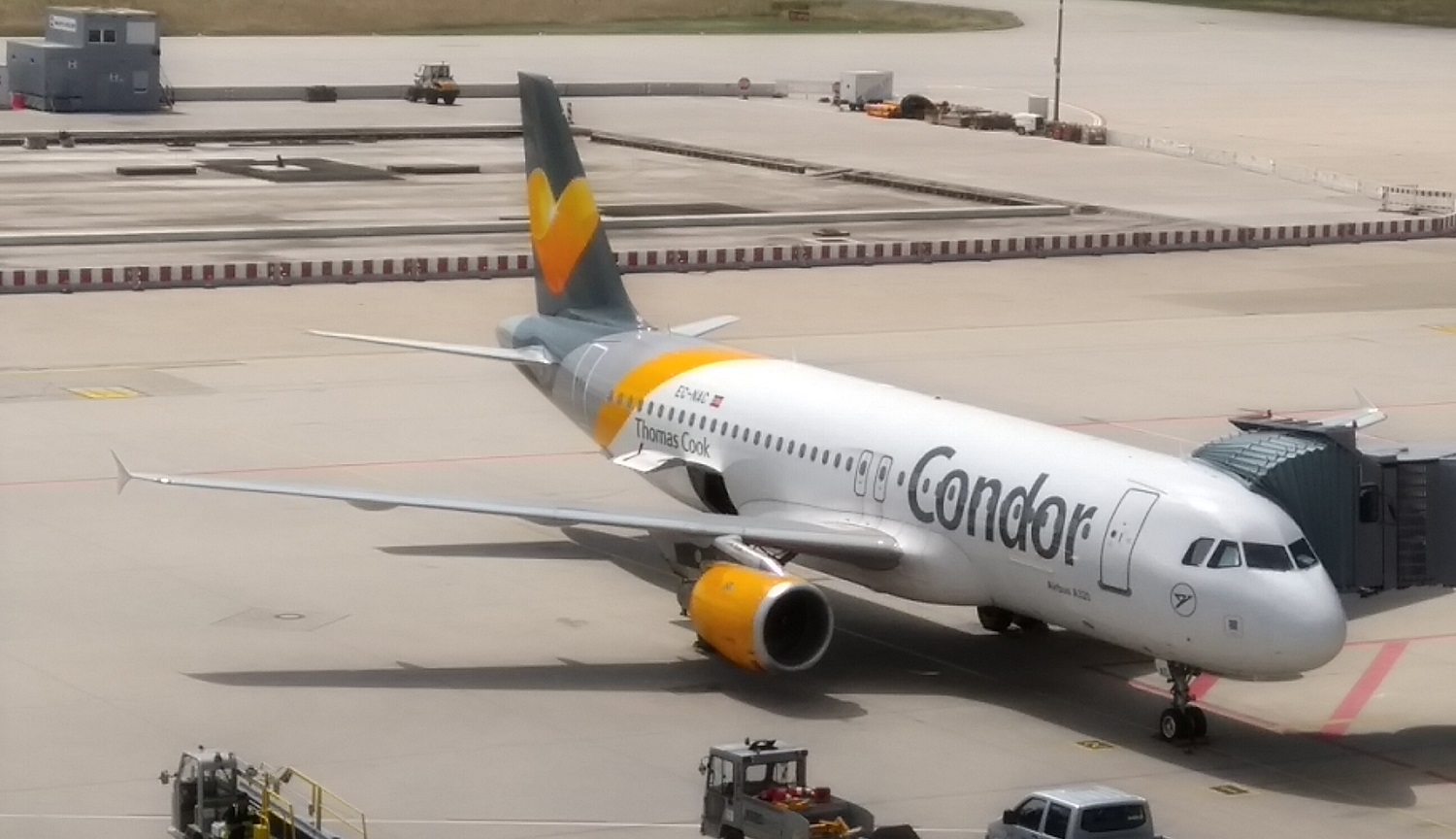 Flugzeug der Condor auf Parkposition am Flughafen Stuttgart